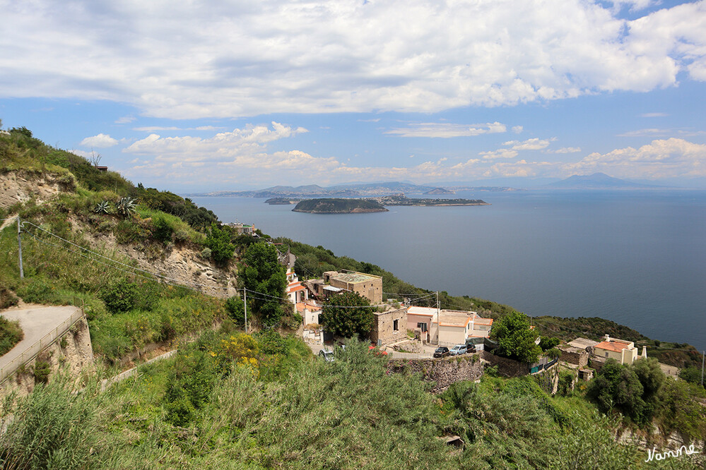 Blick rüber zur Nachbarinsel Procida
Dauerhaft leben auf Procida etwa 10 000 Einwohner. Damit ist die nur vier Quadratkilometer große Insel dichter besiedelt als jede andere im Mittelmeer. laut geo
Schlüsselwörter: Italien; 2024