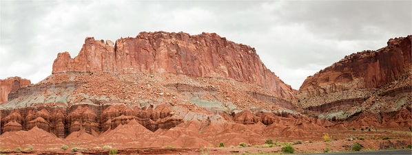 Capitol-Reef NP
Die ursprünglich horizontalen Bodenschichten, die aus Sedimenten entstanden, wurden bei der Anhebung des Colorado-Plateaus leicht geneigt und gebogen. Durch Erosion entstand dann die heutige 'Falte', die ähnlich einer Verwerfung markante Trennlinien zwischen den geologischen Schichten aufweist.
laut Wikipedia
Schlüsselwörter: Amerika Capitol Reef