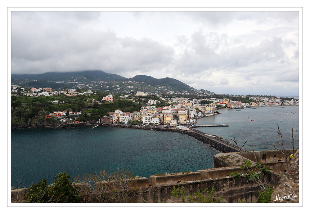 Castello Aragonese
ist eine Festung, die sich auf einer kleinen Felseninsel aus Trachyt an der Ostseite der Insel Ischia befindet. Sie ist durch eine gemauerte, 200 Meter lange Brücke mit dem alten Ort Borgo di Celsa verbunden, der heute mit dem Castello als Ortsteil Ponte der Gemeinde Ischia angehört. laut Wikipedia
Schlüsselwörter: Italien; Ischia