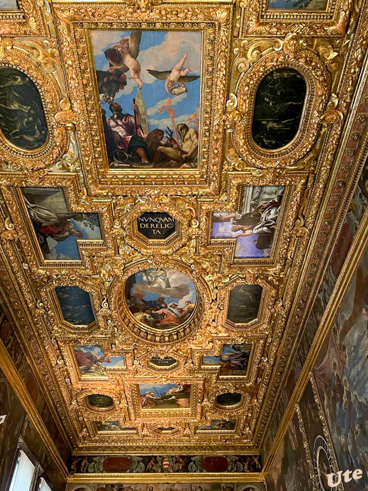 Impressionen aus Venedig
Dogenpalast
Der obere Teil der Wände und vor allem die Decken sind mit einem ungeheuren Prunk versehen. Man hat sehr viel Wert gelegt auf die ornamentale Gestaltung der Rahmen unter der Decke, in die man häufig Bilder der führenden Künstler Venedigs hineinsetzte, die sich in erster Linie thematisch mit der Glorifizierung der Stadt beschäftigten. laut Wikipedia
Schlüsselwörter: 2022