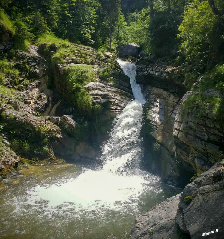 Kuhfluchtwasserfälle
sind eine Gruppe von drei Wasserfällen oberhalb von Farchant bei Garmisch-Partenkirchen in Bayern. Die drei Fallstufen summieren sich auf ca. 270 m und gehören somit zu den höchsten in Deutschland. laut Wikipedia
Schlüsselwörter: Bayern