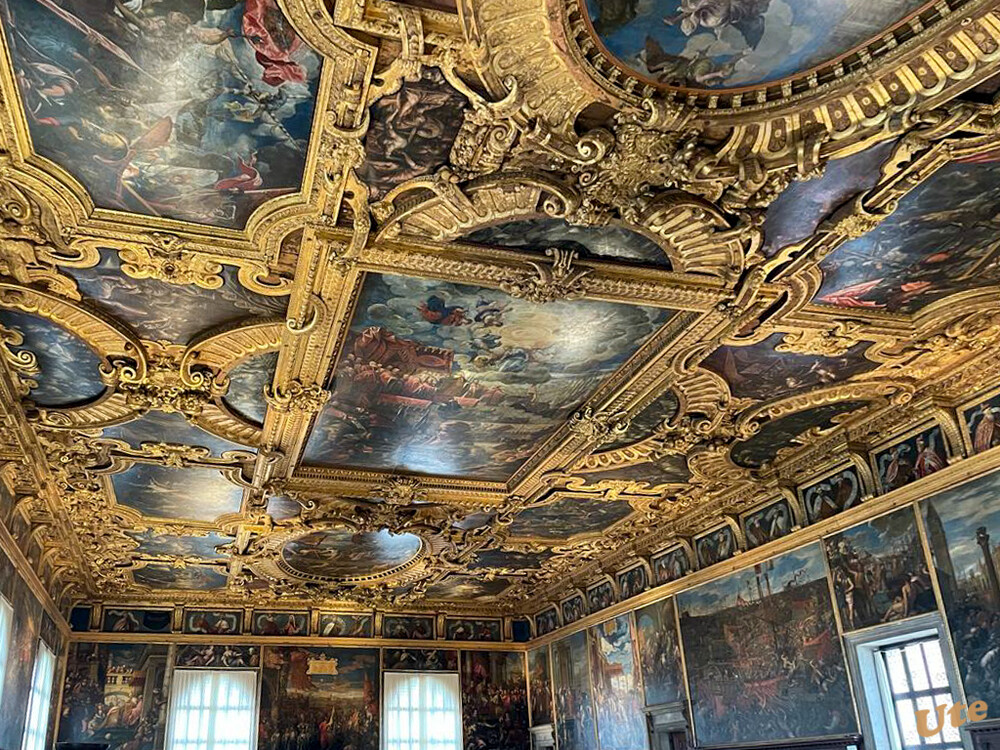 Impressionen aus Venedig
Dogenpalast
Der obere Teil der Wände und vor allem die Decken sind mit einem ungeheuren Prunk versehen. Man hat sehr viel Wert gelegt auf die ornamentale Gestaltung der Rahmen unter der Decke, in die man häufig Bilder der führenden Künstler Venedigs hineinsetzte, die sich in erster Linie thematisch mit der Glorifizierung der Stadt beschäftigten. laut Wikipedia
Schlüsselwörter: 2022