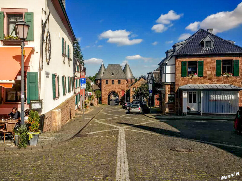 Impressionen aus Nideggen
Nideggen ist eine in der Eifel gelegene Kleinstadt des Kreises Düren in Nordrhein-Westfalen. Sie liegt auf einer Bergkuppe unmittelbar oberhalb des mittleren Rurtales am Rande des Nationalparks Eifel in der Rureifel. laut Wikipedia
Schlüsselwörter: Eifel