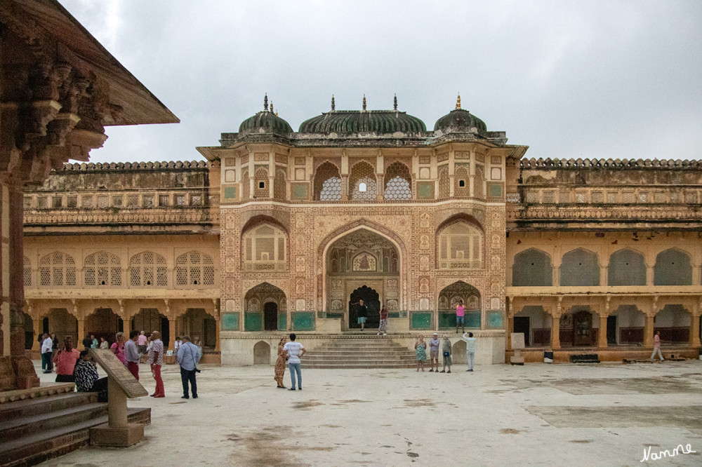 Jaipur Amber Fort
Ein bauliches Highlight ist das Ganesha-Tor, das zu dem privaten Palastbereich führt. Das Tor beeindruckt durch wunderbare Ornamente, die den unermesslichen Reichtum der damaligen Herrscher verdeutlicht. lt. travel-see-xperience
Schlüsselwörter: 2024