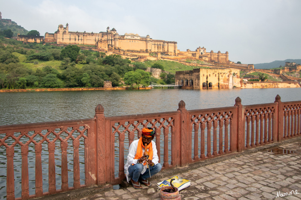 Blick auf das Amber Fort
(Hindi: आमेर क़िला) ist eine Schlossanlage und militärische Festung in Amber, einer Stadt im indischen Bundesstaat Rajasthan, 11 Kilometer von Jaipur entfernt. 
Das Fort Amber gilt als typisches Beispiel für hinduistische Baukunst. Mit seinen großen Stadtmauern und einer ganzen Reihe von Toren und gepflasterten Wegen überblickt die Festung den Maota-See, die Hauptwasserquelle des Ortes. lt. Wikipedia
Schlüsselwörter: 2024
