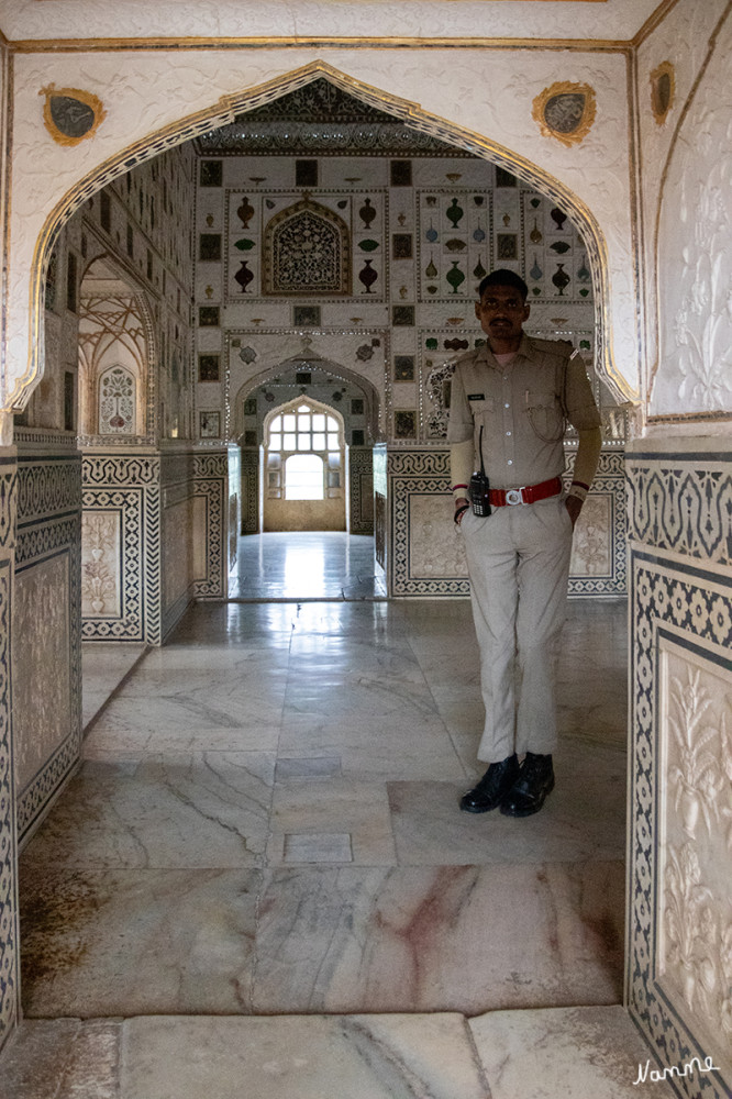 Jaipur Amber Fort Spiegelpalast
Der Spiegelsaal oder Spiegelpalast an sich, auch unter dem Namen Sheesh Mahal bekannt, funkelt durch Einlegarbeiten aus Glas und Spiegeln, welche sehr aufwendig gestaltet wurden. Die Wände und Decken sind gleichermaßen mit Ornamenten und Arabesken neben den Spiegeln verziert lt.skr
Schlüsselwörter: 2024
