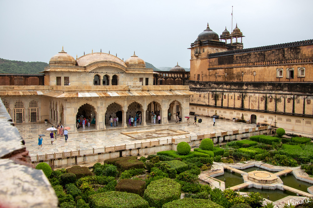 Jaipur Amber Fort
Blick auf den Spiegelpalast und den Mogulgarten
Der Spiegelpalast an sich, auch unter dem Namen Sheesh Mahal bekannt, funkelt durch Einlegarbeiten aus Glas und Spiegeln, welche sehr aufwendig gestaltet wurden.
Schlüsselwörter: 2024