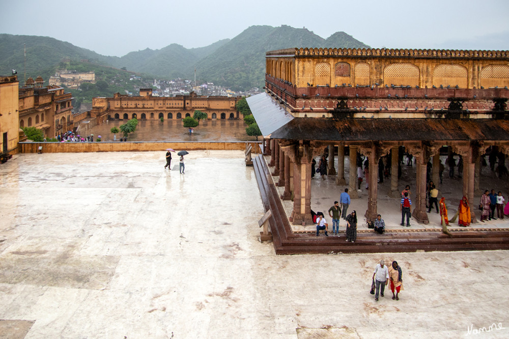 Jaipur Amber Fort
Blick links die öffentliche Audienzhalle (Diwan-i-Am)
Der öffentliche Audienzsaal ist auf einer erhöhten Plattform errichtet und wird von 24 Säulen mit elefantenförmigen Konsolen getragen. lt. imaginoso
Schlüsselwörter: 2025