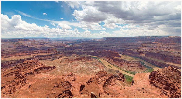 Dead Horse Point State Park
Hier am 1731m hohen Dead Horse Point Overlook bietet sich ein wunderbarer Ausblick über eine 180 Grad - Schleife des 600m tiefer gelegenden Colorado River.
Schlüsselwörter: Amerika Dead Horse Point State Park