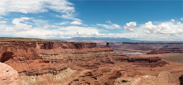 Dead Horse Point State Park
Blick auf die Schluchtenlandschaft und die Saline.
Der Dead Horse Point State Park ist ein 21,7 km² großer State Park in Utah in unmittelbarer Nähe nordöstlich des Canyonlands National Park.
laut Wikipedia
Schlüsselwörter: Amerika Dead Horse Point State Park