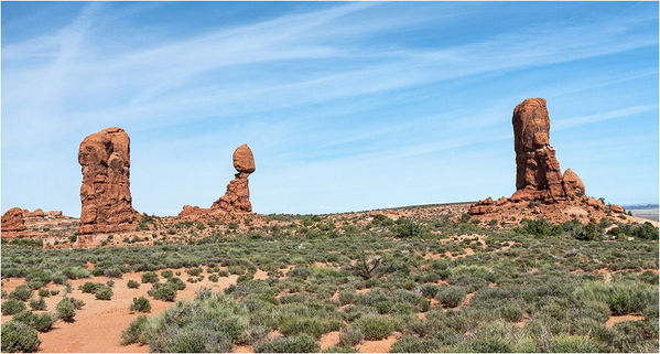 Arches NP
Der Balanced Rock (mitte) ist ein großer Felsen, der auf einer Felsnadel „balanciert“. Er liegt in der Nähe der Straße und kann auf einem 500 Meter langen Weg zu Fuß umrundet werden.
laut Wikipedia
Schlüsselwörter: Amerika Arches NP Balances Rock