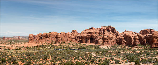 Arches NP
Ein Steinbogen entsteht insbesondere da, wo in einer Rippe Sandstein verschiedener Zusammensetzung übereinander liegt und die untere Schicht weicher ist. Dies trifft häufig auf den Übergang vom Dewey Bridge Member zum Slick Rock Member zu, wenn der weichere Dewey-Sandstein zu bröckeln beginnt. Geschieht dies von beiden Seiten einer Rippe und bricht die Dewey-Schicht durch, kann ein Steinbogen entstehen. Als Arch gelten nur solche Öffnungen, deren größter Durchmesser drei Fuß (90 cm) übersteigt.
Wikipedia
Schlüsselwörter: Amerika Arches NP Double Arch