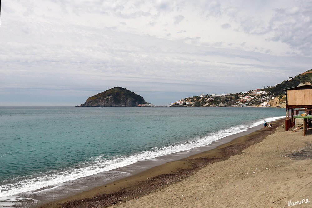 Am Morontistrand
Blick in Richtung Sant`Angelo
Der Marontistrand ist ein Strand, der zum Ortsteil Maronti in der Stadtgemeinde Barano d’Ischia gehört. Er befindet sich in einer 2 km breiten Badebucht, „La baia dei Maronti“, die im Westen von dem malerischem Fischerort Sant’Angelo eingegrenzt wird. laut bellaischia
Schlüsselwörter: Italien; Ischia