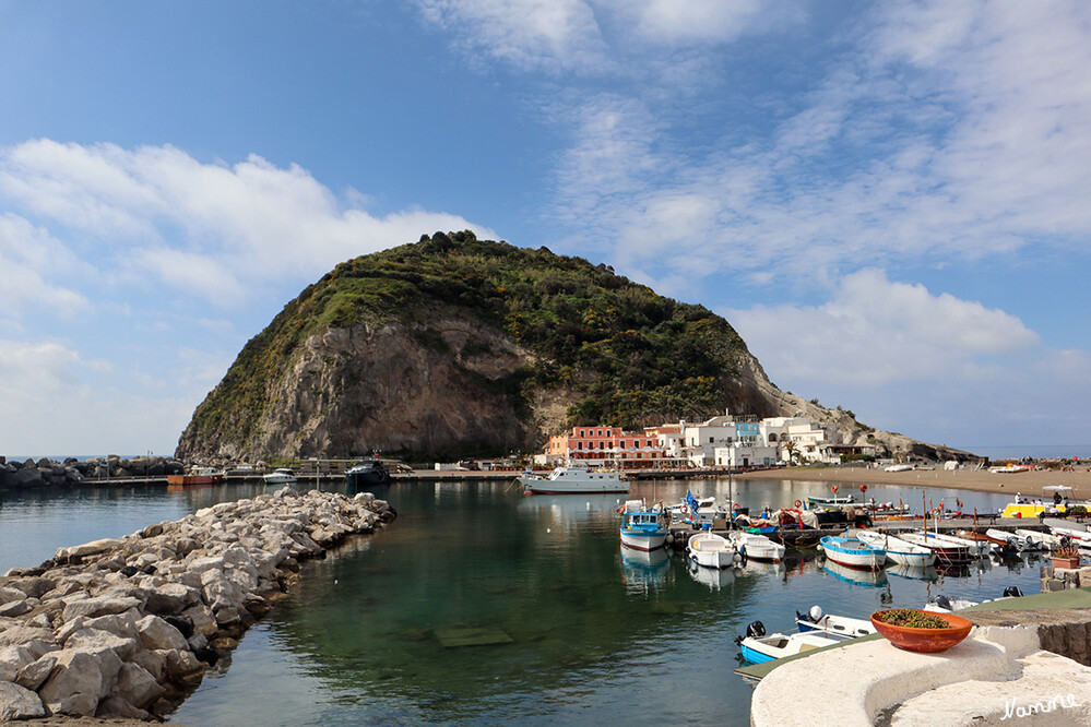 Hafen von Sant`Angelo
Der malerische Fischerort Sant'Angelo hat eine herrliche Lage im Süden der Insel Ischia. Über eine von einem kleinen Strand gesäumten Landzunge ist er mit der vorgelagerten Felseninsel "La Roia" verbunden, rechts erstreckt sich der lange Maronti-Strand mit Fumarolen. Am idyllischen Hafen von Sant'Angelo tummeln sich die Boote und kann kann in hübschen Boutiquen einkaufen. laut portanapoli
Schlüsselwörter: Italien; Ischia