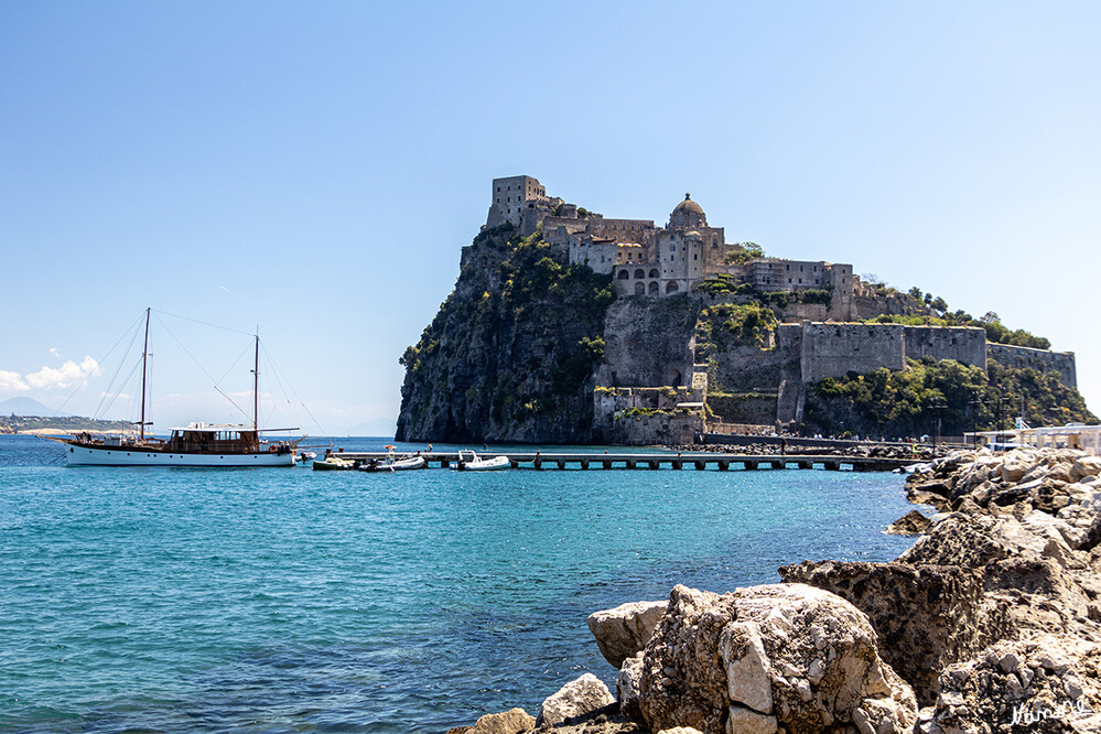 Ponte Castello Aragonese
Wahrzeichen der Insel und erster Blickfang für jeden Besucher von Neapel aus kommend, ist die Aragoner Burg, das Castello Aragonese, auf einem riesigen schwarzen Trachitfelsen der Alttadt Ischia Ponte vorgelagert. Bis zum 5.Jahrhundert byzantinischer Militärstützpunkt, wurde sie später Festung der Normannen und Anjou. laut bellaischia
Schlüsselwörter: Italien; 2024