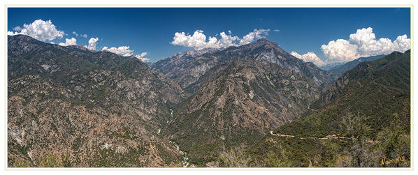 Sequoia and Kings Canyon Nationalpark
Rechts ist wunderbar die einzige Straße zu erkennen die in den Kings Canyon führt.
Der Sequoia-Nationalpark und der Kings-Canyon-Nationalpark sind zwei NPs in der kalifornischen Sierra Nevada im Westen der USA. Die beiden Parks grenzen unmittelbar aneinander und werden vom National Park Service als eine gemeinsame Einheit verwaltet. Die Landschaft der beiden benachbarten Parks weist wegen der extrem unterschiedlichen Höhen von 412 m bis über 4000 m eine große Vielfalt auf. 
laut Wikipedia
Schlüsselwörter: Amerika Sequoia and Kings Canyon