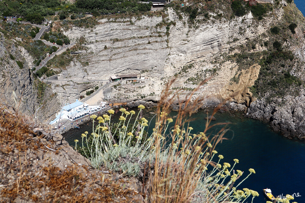 Ausblick vom Monte di Panza
Blick in die Sorgeto Bucht
Sie bietet dank seiner natürlichen heißen Quellen, die direkt ins Meer fließen und eine Mischung aus heißem und kaltem Wasser erzeugen, ein einzigartiges natürliches Thermal-Erlebnis.
Dieses außergewöhnliche thermische Phänomen ist auf die unterirdische vulkanische Aktivität auf Ischia zurückzuführen. laut visitischia
Schlüsselwörter: Italien; 2024