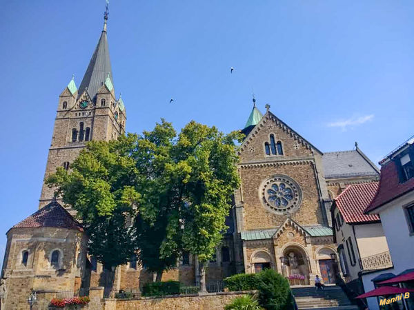 Artländer Dom 
bei Berge
Die römisch-katholische Pfarrkirche St. Nikolaus, im Volksmund Artländer Dom genannt, ist das Wahrzeichen von Ankum, einem alten Marktort, an dem einst vor allem Tuch gehandelt wurde. Die dem heiligen Nikolaus geweihte Kirche liegt auf dem Vogelberg, hoch über den Marktbögen. laut Wikipedia
Schlüsselwörter: Artländer Dom