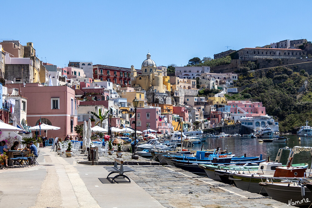 Procida - Corricella
Eingerahmt von farbenfrohen Häusern, die sich an die felsige Küstenlinie schmiegen, bietet der Hafen von Corricella auf der Insel Procida ein malerisches Panorama, das Besucher aus aller Welt anzieht. laut ladolcevista
Schlüsselwörter: Italien; 2024