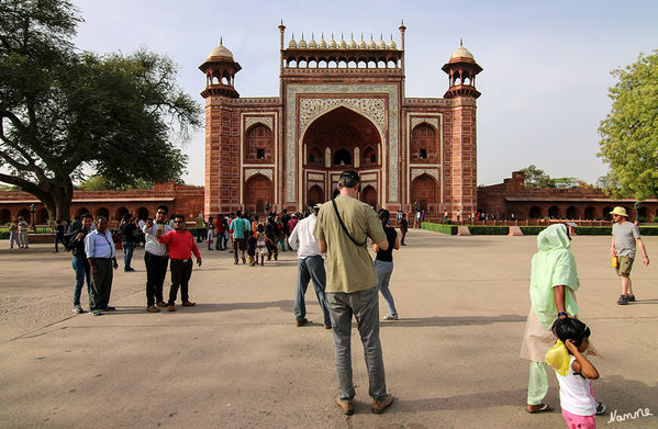 Taj Mahal
Eingangstor
Das Datum der Fertigstellung ist umstritten. 
Eine Inschrift über dem Haupteingang enthält die Jahreszahl 1648 als Fertigstellungsangabe.
Schlüsselwörter: Indien, Agra, Taj Mahal