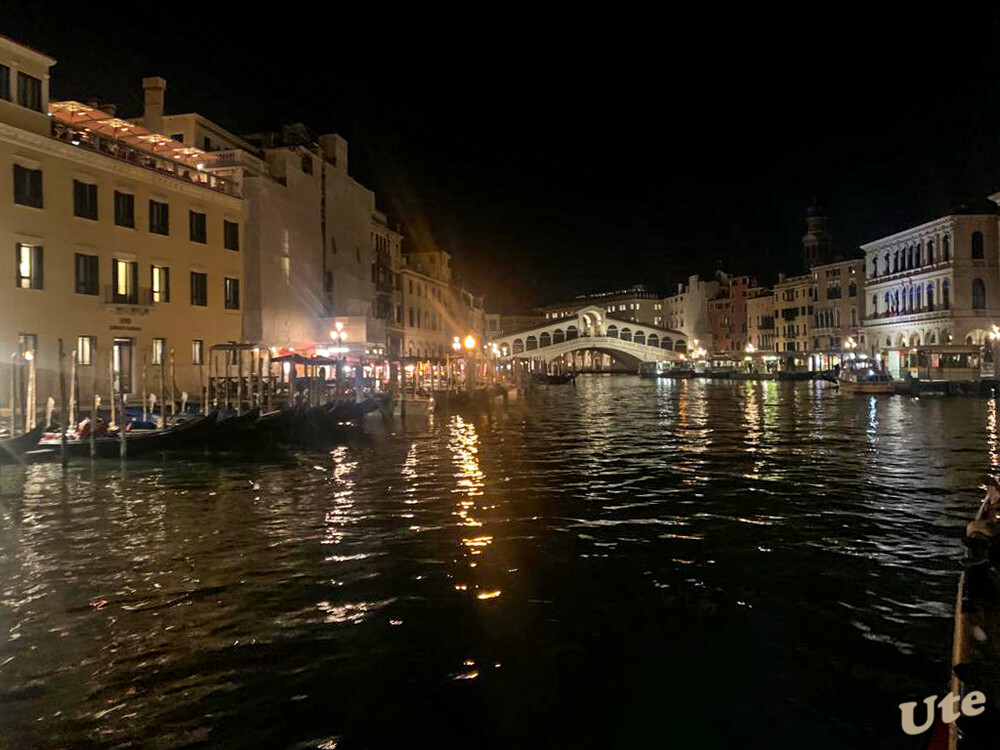 Impressionen aus Venedig
Die Rialtobrücke (italienisch Ponte di Rialto) in Venedig ist eines der bekanntesten Bauwerke der Stadt. Die Brücke führt über den Canal Grande und hat eine Länge von 48 m, eine Breite von 22 m und eine Durchfahrtshöhe von 7,50 m. laut Wikipedia
Schlüsselwörter: 2022