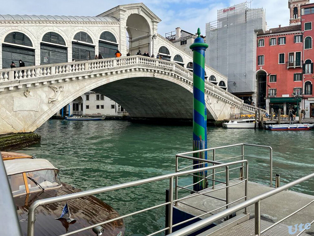 Impressionen aus Venedig
Die Rialtobrücke (italienisch Ponte di Rialto) in Venedig ist eines der bekanntesten Bauwerke der Stadt. Die Brücke führt über den Canal Grande und hat eine Länge von 48 m, eine Breite von 22 m und eine Durchfahrtshöhe von 7,50 m. laut Wikipedia
Schlüsselwörter: 2022