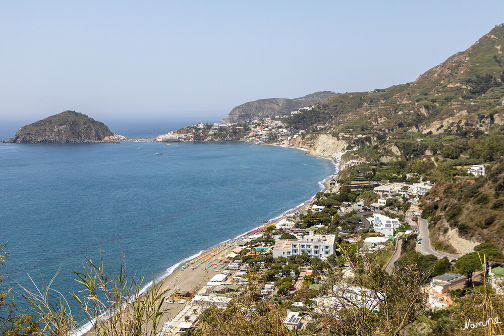 Blick auf den Morontistrand
Der Marontistrand ist ein Strand, der zum Ortsteil Maronti in der Stadtgemeinde Barano d’Ischia gehört. Er befindet sich in einer 2 km breiten Badebucht, „La baia dei Maronti“, die im Westen von dem malerischem Fischerort Sant’Angelo eingegrenzt wird. Durch die südliche Ausrichtung genießt man am Marontistrand von morgens bis abends die Sonne. laut bellaischia
Schlüsselwörter: Italien