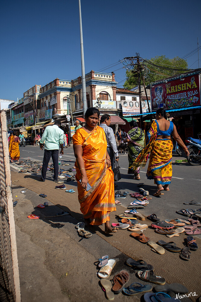Sri-Ranganathaswamy-Tempel
Man darf den inneren Bereich nicht mit Schuhen betreten. Man kann sie vorne einfach an oder auf der Straße lassen oder wie wir, bei einem vertrauenswürdigen Schuhaufpasser. Sie werden in Säcken oder Kisten gelegt und gegen Gebühr nachher wieder ausgehändigt.
Schlüsselwörter: 2024