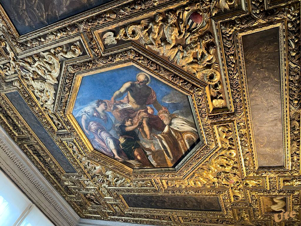 Impressionen aus Venedig
Dogenpalast
Der obere Teil der Wände und vor allem die Decken sind mit einem ungeheuren Prunk versehen. Man hat sehr viel Wert gelegt auf die ornamentale Gestaltung der Rahmen unter der Decke, in die man häufig Bilder der führenden Künstler Venedigs hineinsetzte, die sich in erster Linie thematisch mit der Glorifizierung der Stadt beschäftigten. laut Wikipedia
Schlüsselwörter: 2022