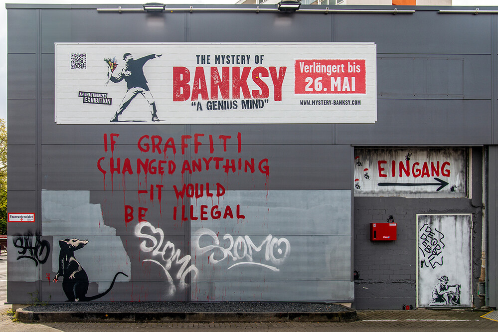 THE MYSTERY OF BANKSY 
(Ausstellung in Köln)
Er ist weltberühmt und dennoch ein MYsterium - BANKSY - der in Bristol geborene und bis heute anonyme Graffiti-Künstler und Maler, der dafür bekannt ist, die Grenzen des Kunstmarktes in Frage zu stellen und der mit seinen Arbeiten seit Jahren für Furore sorgt.
Die Ausstellung zeigt dabei eine noch nie dagewesene Präsentation mit mehr als 150 Werken des gefeierten Street-Art-Künstlers.
Er selber gilt derzeit als einer der teuersten Künstler der Gegenwart.

Schlüsselwörter: 2024