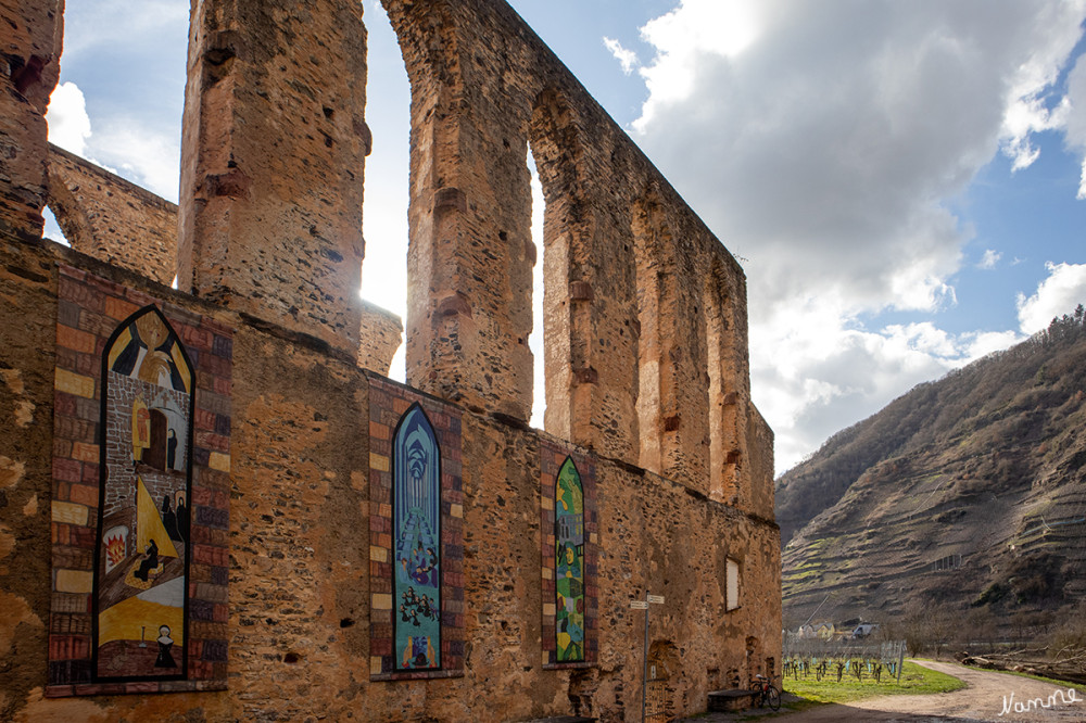 Kloster Stuben
Der Förderverein CALMONT REGION e.V. hat es sich ab dem Jahr 2002 zur Aufgabe gemacht, die Kirchenruine zu sanieren und zu einem würdigen Veranstaltungsort umzugestalten. Es wurden gemeinsam mit der Denkmalpflege neben der Mauerwerksanierung eine statische Stabilisierung sowie erhebliche Renovierungen im Hinblick auf eine spätere öffentliche Nutzung vorgenommen. lt. calmont-region
Schlüsselwörter: Rheinland-Pfalz; 2026