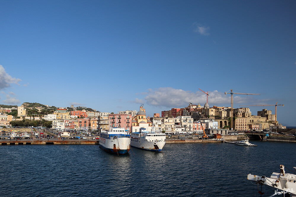 Fähreinfahrt Pozzuoli
Pozzuoli (in römischer Zeit Puteoli, „Kleiner Brunnen“) ist eine Stadt mit 80.074 Einwohnern (Stand 31. Dezember 2019) in der italienischen Region Kampanien, am Golf von Pozzuoli, westlich von Neapel am Golf von Neapel. laut Wikipedia
Schlüsselwörter: Italien