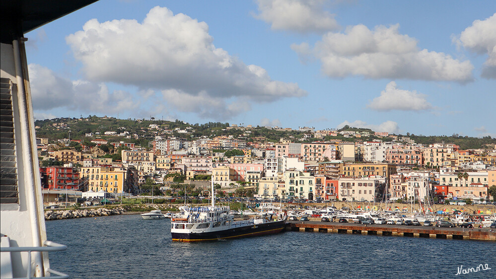 Fähreinfahrt Pozzuoli
Der Ort lebt vom Tourismus und vom Fischfang. Der Hafen ist wichtig für die zahlreichen Fährverbindungen zur Insel Ischia und zur Insel Procida. In Pozzuoli befindet sich die Akademie der italienischen Luftwaffe. laut Wikipedia
Schlüsselwörter: Italien