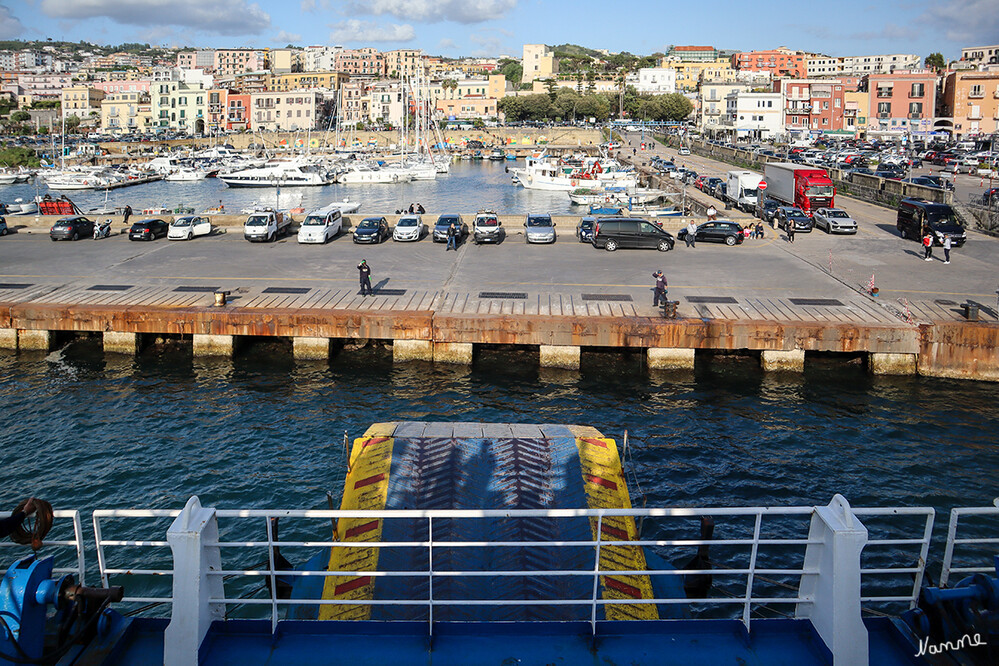 Fähreinfahrt Pozzuoli
Die Pozzuoli Ischia Fährstrecke verbindet Italien mit Golf von Neapel und wird von 2 Reedereien betrieben. Der Medmar Service wird bis zu 24 mal wöchentlich mit einer Überfahrtsdauer von 1 Std. angeboten. Der Caremar Service wird bis zu 14 mal wöchentlich mit einer Dauer von 1 Stunde 5 Minuten angeboten. laut directferries
