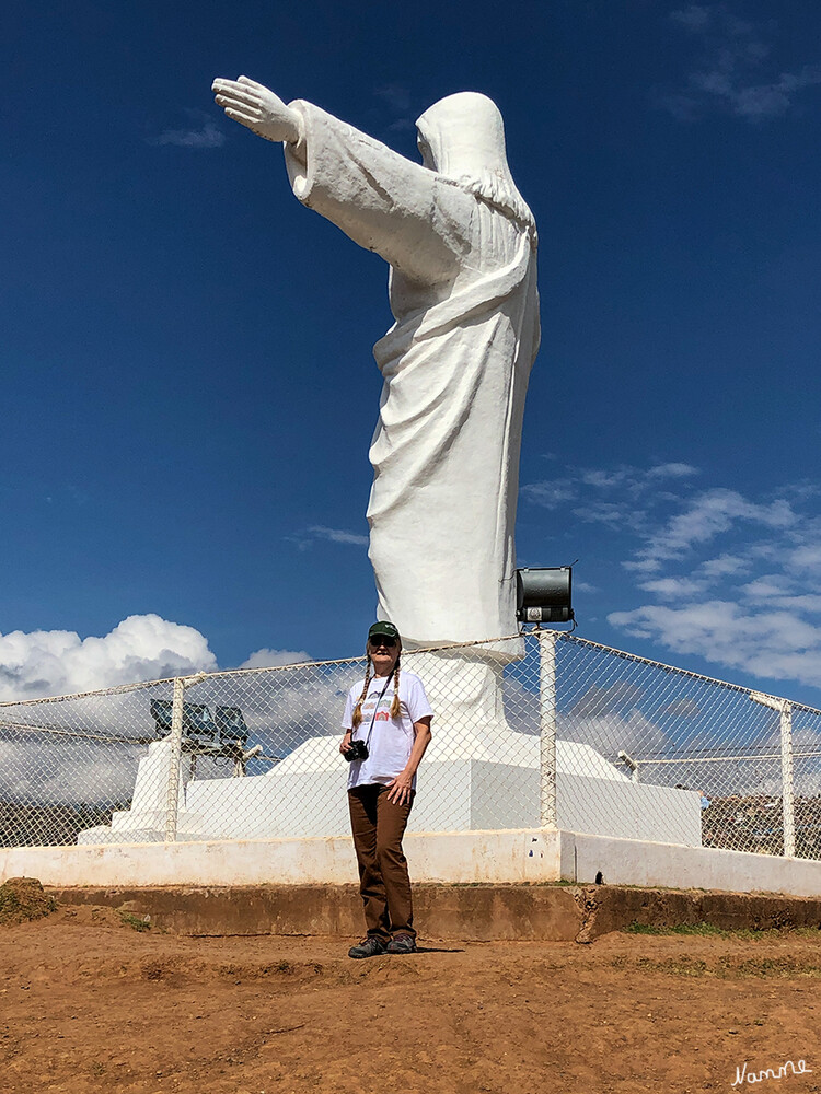 1 Peru Cusco
Hoch über dem kolonialen Zentrum von Cusco gelegen liegt eines seiner Wahrzeichen – die große Jesus Statue Cristo Blanco. Die weiße Statue, etwa 8 Meter hoch, war ein Geschenk arabischer Palästinenser, die nach dem Zweiten Weltkrieg in Cusco Zuflucht suchten. Die Statue stellt Christus dar, der seine Arme nach außen ausstreckt, ähnlich der in Rio, nur kleiner. southtraveler
Schlüsselwörter: Peru