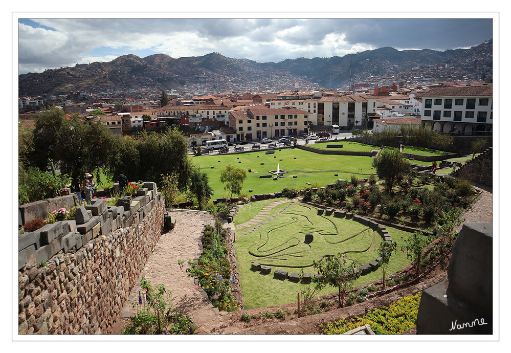 1 Peru Cusco
Als 1911 die auf einem Berg die verborgene Stadt Machu Picchu entdeckt wurde, änderte sich die Bedeutung der Stadt. Cusco wurde zu einem Zentrum des wieder entstandenen Interesses an der indianischen Vergangenheit. Gleichzeitig entwickelte sich Cusco zum größten Touristenzentrum in Peru. laut Wikipedia
Schlüsselwörter: Peru
