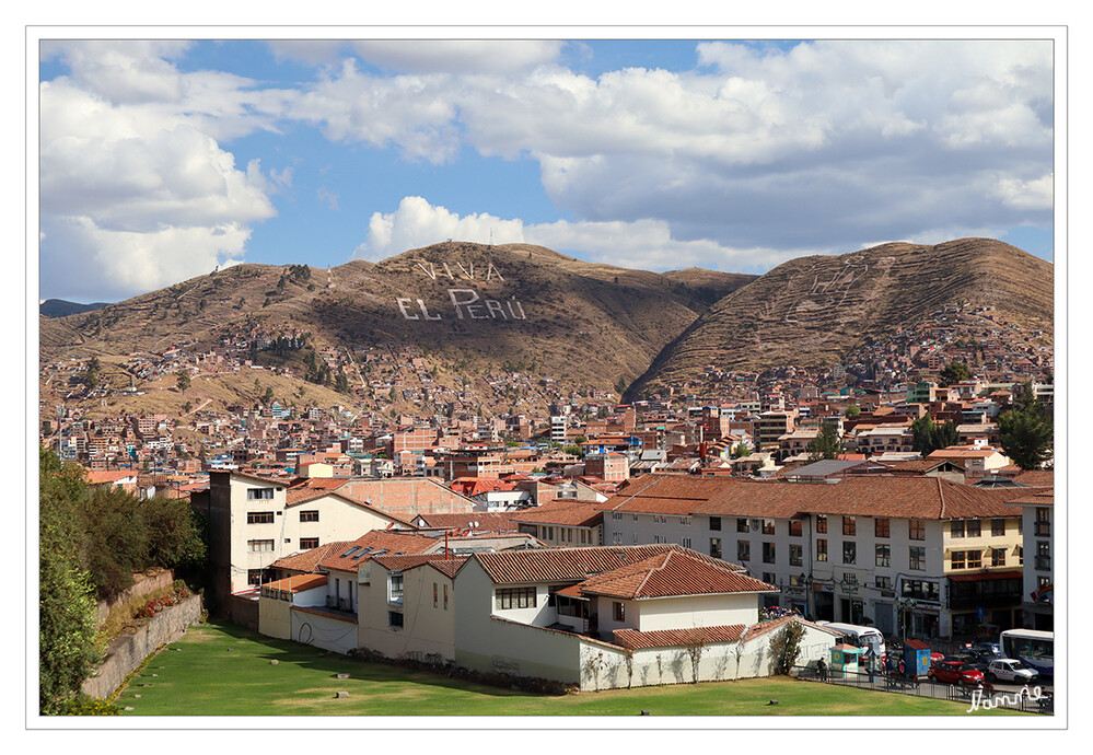 1 Peru Cusco
Cusco, eine Stadt in den peruanischen Anden, war einst die Hauptstadt des Inkareichs und ist heute für seine archäologischen Stätten und die spanische Kolonialarchitektur bekannt.
Schlüsselwörter: Peru