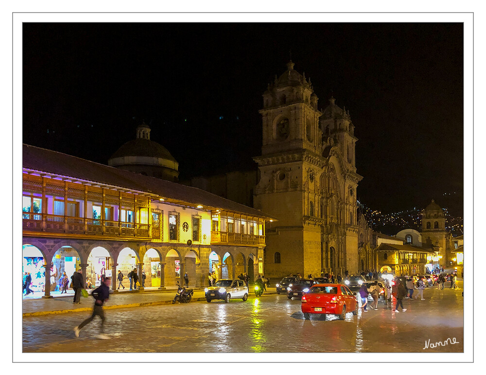 1 Peru Cusco Plaza de Armas
Auf dem Platz finden viele der wichtigsten Versammlungen, Veranstaltungen und Feste der Stadt statt, einschließlich des Inti Raymi – das Inka-Fest der Sonne am 21. Juni. Rund um die Plaza de Armas findest man viele Restaurants mit traditionellen peruanischen Speisen wie Cuy (Meerschweinchen), Lomo Saltado und Aji de Gallina, aber auch moderne Küche. laut southtravele
Schlüsselwörter: Peru
