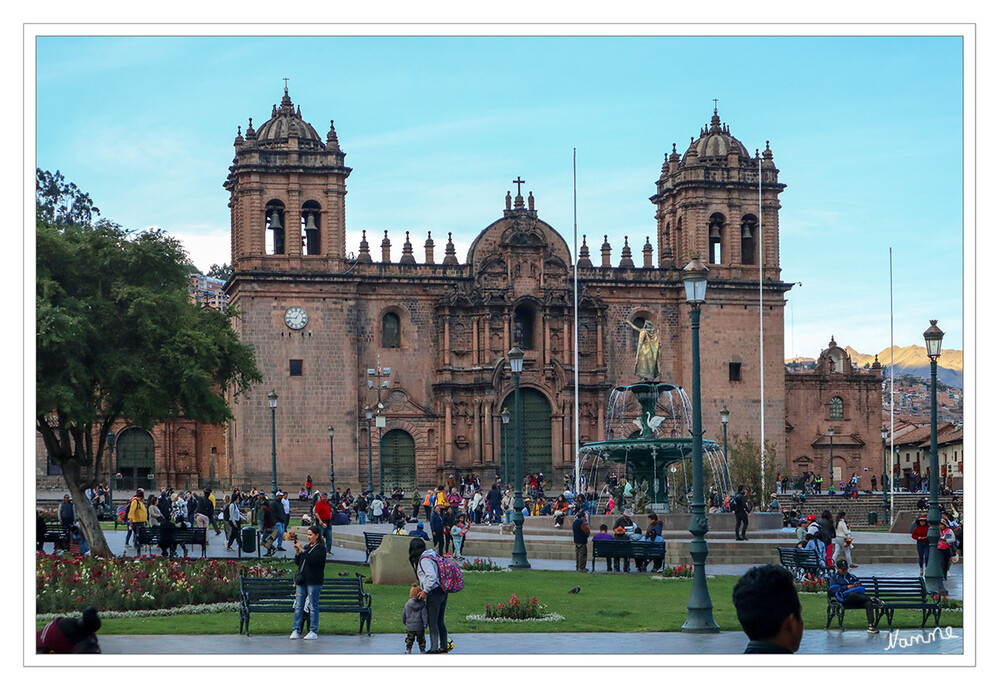 1 Peru Cusco Kathedrale
Sie wurde von 1560 bis 1654 von den Spaniern auf den Grundmauern des Palastes Kiswarkancha des 8. Inka Viracocha erbaut. Viele Steine stammen aus der Inka-Ruine Sacsayhuaman. Dominiert wird der Innensaal von dem Altar, der in Silber geprägt und der Muttergottes Maria geweiht ist. laut southtraveler
Leider durften wir keine Innenaufnahmen machen.
Schlüsselwörter: Peru