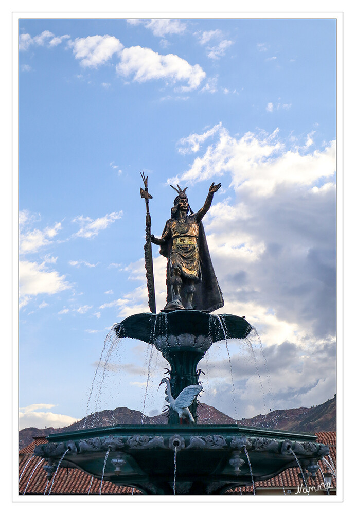 1 Peru Cusco Statue Pachacuti
Pachacuti war der neunte Herrscher des Königreiches von Cusco (“Sapa Inca”) und später der König des Inka-Reiches. Er startete die Expansion der Inka-Herrschaft vom heiligen Tal von Cusco zu einem großen Teil des westlichen Südamerikas. laut southtraveler
Schlüsselwörter: Peru