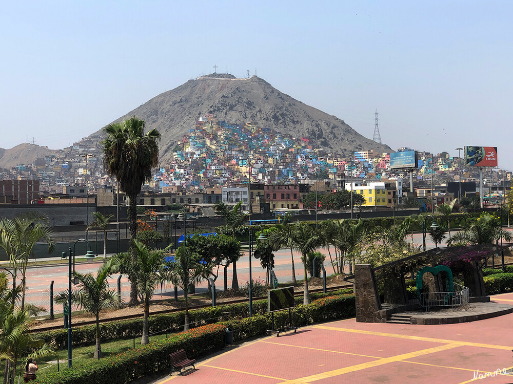 1 Peru Lima 
Es gibt – ähnlich wie es in Brasilien die Favelas sind – zahlreiche Armenviertel in Peru, die beschönigender Weise pueblos jóvenes, d. h. junge Dörfer, genannt werden. In diesen Regionen ist die Armut und damit einhergehend die Kriminalität in Lima am größten, die Menschen leben in Papp- oder Holzhütten oder wie es unterhalb vom Cerro San Cristobal der Fall ist in bunt angestrichenen Steinhäusern, die oft keine Dächer oder lediglich provisorische Wellblechdächer besitzen. Die bunten Farben dieser Häuser strahlen eine gewisse Freude aus, können einen doch aber auch schnell darüber hinwegtäuschen, dass viele Menschen dort ohne fließend Wasser Strom oder ausreichend Nahrung auskommen müssen. laut littlediscoveries
Schlüsselwörter: Peru