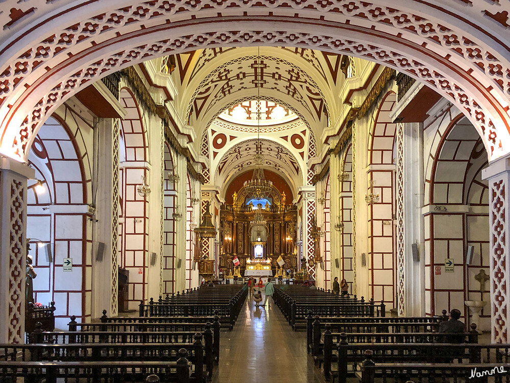 1 Peru Lima Kloster San Francisco
Der Innenraum ist als dreischiffige Basilika auf dem Grundriss einer Kreuzkirche gestaltet. Das Hauptschiff ist mit Tonnengewölben mit Stichkappen überwölbt. Wände und Decken sind aufwendig im spanisch-maurischen Stil gestaltet. laut Wikipedia
Schlüsselwörter: Peru