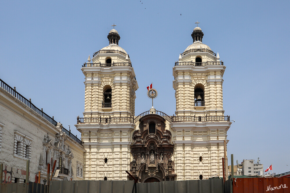 1 Peru Lima Kloster San Francisco
Die Kirche San Francisco befindet sich nur wenige Straßen von Limas Hauptplatz Plaza de Armas entfernt. Die Fassade ebenso wie die zwei Türme der Kirche ist im spanischen Barock gehalten, das Hauptportal besteht aus reich verziertem Granit. laut peru-spezialisten
Schlüsselwörter: Peru