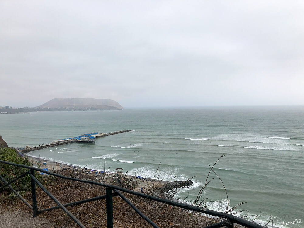 1 Peru Lima Liebespark
Blick auf den Pazifik.
Der Himmel in Lima ist fast immer bewölkt und grau, und dennoch regnet es kaum einmal. Die Stadt liegt im Regenschatten der Anden und die hohe Luftfeuchtigkeit kommt ausschließlich von der kontinuierlich über den Pazifischen Ozean heranziehenden dichten Nebeldecke.
Schlüsselwörter: Peru