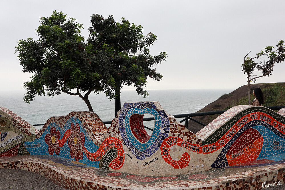 1 Peru Lima Liebespark
In den Mosaiken (im Stil von Antoni Gaudi) befinden sich sehr viele Zitate zur Liebe. 
Schlüsselwörter: Peru