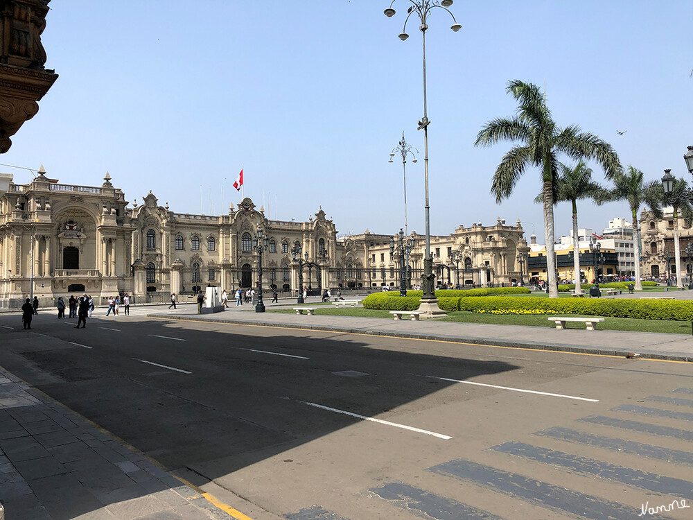 1 Peru Lima Plaza de Armas
Der Plaza de Armas, auch Plaza Mayor genannt, ist die Wiege Limas. Hier gründete Francisco Pizarro im Jahr 1535 Lima und somit ist er der älteste Platz der Stadt. Die historische Größe spiegelt sich in den Gebäuden rund um den Platz wider, wie dem Palacio de Gobierno, dem Palacio Arzobispal und der Kathedrale. Eines der wichtigsten Gebäude an der Plaza Mayor in Lima ist der Regierungspalast (Palacio de Gobierno). 
Schlüsselwörter: Peru