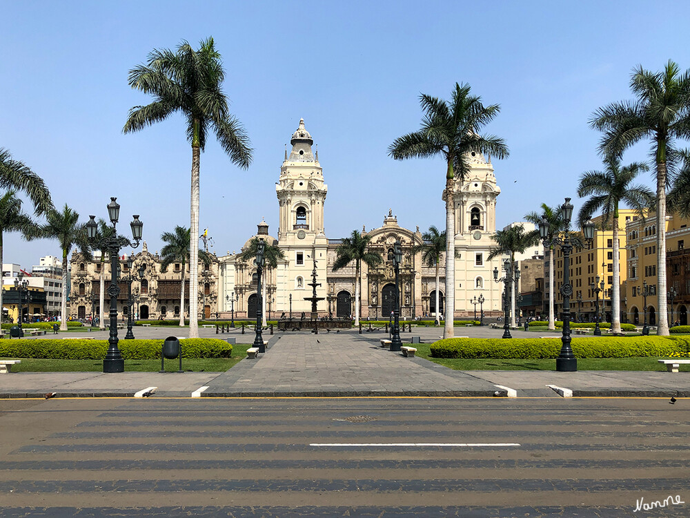 1 Peru Lima Kathedrale
Die Kathedrale von Lima liegt an der Ostseite der Plaza Mayor im historischen Zentrum von Lima. Das erste Gotteshaus an diesem Ort wurde zwischen 1535 und 1538 gebaut und 1540 geweiht. Im Laufe der Jahre wurde die Kirche -u.a. als Folge von den Zerstörungen durch verheerende Erdbeben- mehrmals erweitert und verändert, worauf auch die unterschiedlichen Baustile zurückzuführen sind. laut arzobispadodelima
Schlüsselwörter: Peru