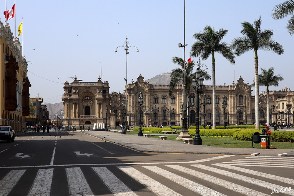 1 Peru Lima Plaza de Armas
Der Regierungspalast liegt an der Plaza Mayor (Plazza de Armas), dem Hauptplatz Limas. Er teilt sich den exklusiven Ort unter anderem mit der Kathedrale und dem Bischofspalast. Erkennbar ist er an der großen peruanischen Flagge, die über dem Portal weht, und dem kunstvoll geschmiedeten Zaun, der das Gelände umgibt.
Schlüsselwörter: Peru