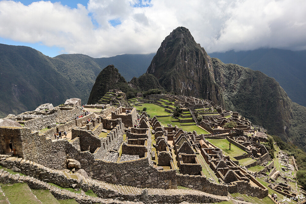 1 Peru Machu Picchu
(Quechua Machu Picchu, deutsch alter Berg) ist eine gut erhaltene Ruinenstadt in Peru. Die Inka erbauten die Stadt im 15. Jahrhundert in 2430 Metern Höhe auf einem Bergrücken zwischen den Gipfeln des Huayna Picchu (deutsch junger Berg) und des Berges gleichen Namens (Machu Picchu) in den Anden über dem Urubambatal der Region Cusco. laut Wikipedia
Schlüsselwörter: Peru