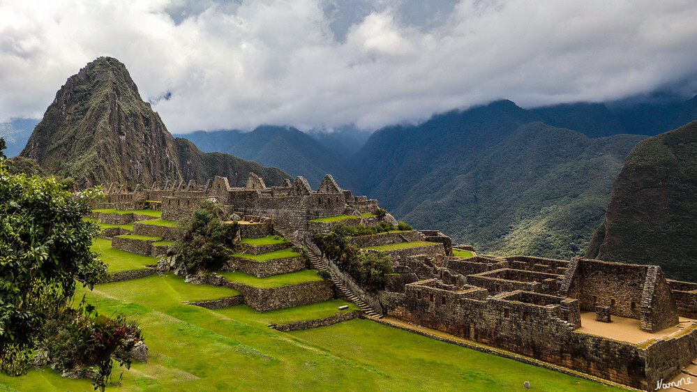 ! Peru Machu Picchu
Erbaut wurde die Stadt einer Theorie zufolge um 1450 auf Befehl des Inka-Herrschers Pachacútec Yupanqui, der von 1438 bis 1471 regierte. Er schuf die Grundlagen für die Ausdehnung des mächtigen Inkareiches und führte den Kult um den Sonnengott Inti ein. laut wikipedia
Schlüsselwörter: Peru
